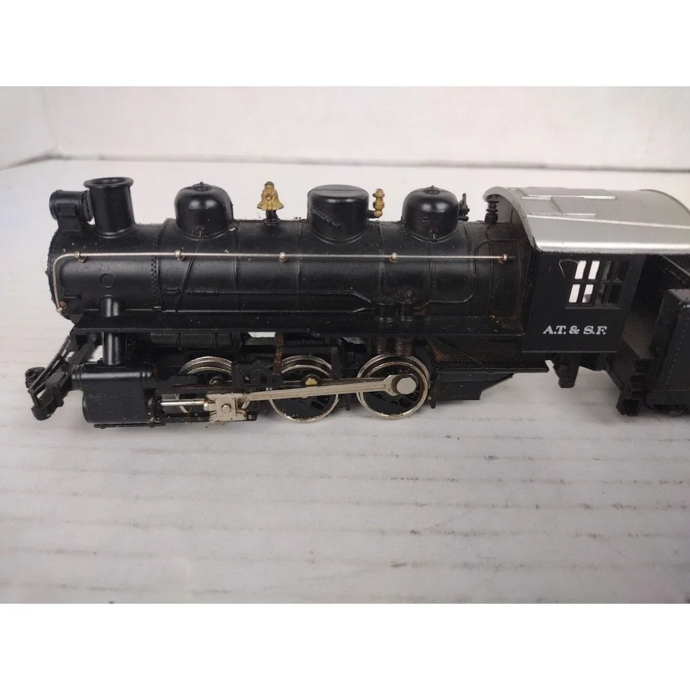 HO Bachmann AT&SF 0-6-0 Steam Locomotive Lighted and #2126 Tender